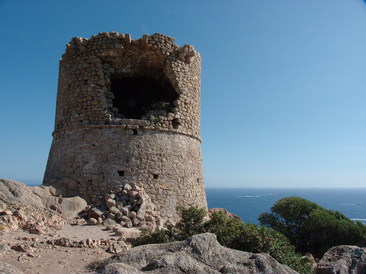 La tour génoise de Roccapina en Corse-du-Sud